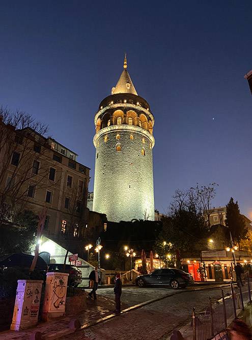 Галатская башня в Стамбуле — отсюда человек впервые совершил полет на параплане