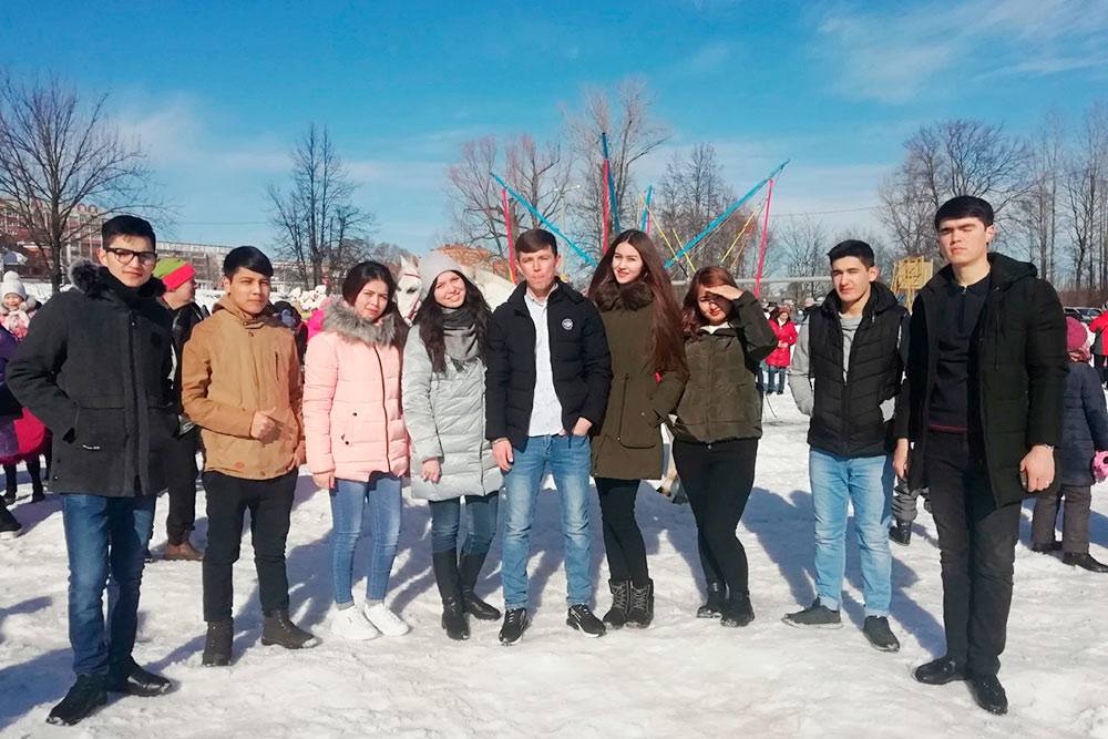 На фото моя жена в окружении студентов из Туркменистана. Она преподает им русский язык как иностранный. Первый год все иностранные студенты учат русский, а после экзаменов выбирают, на каком языке продолжить обучение — русском или английском