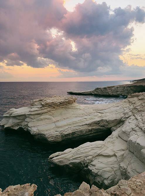 Это популярное место у свадебных фотографов. Белые скалы и голубая вода смотрятся контрастно. Но после заката камни уже не такие яркие