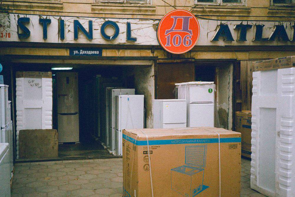 Даже в центре Махачкалы везде что-то продают — например, холодильники, заставив тротуар коробками. Фото: Егор Рябов