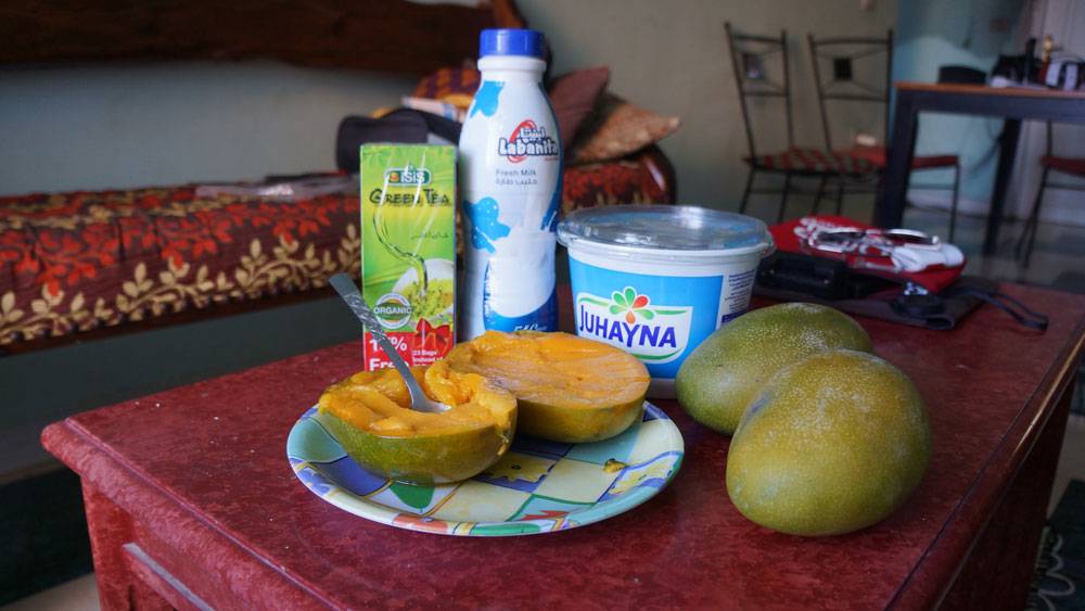 Мои покупки на 100 египетских фунтов (350 <span class=ruble>Р</span>): три манго, пачка зеленого чая, бутылка молока, банка йогурта