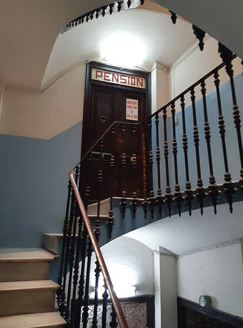 Мой отель находился в старом здании в центре города, с высокими потолками и винтовой лестницей с мраморными ступенями