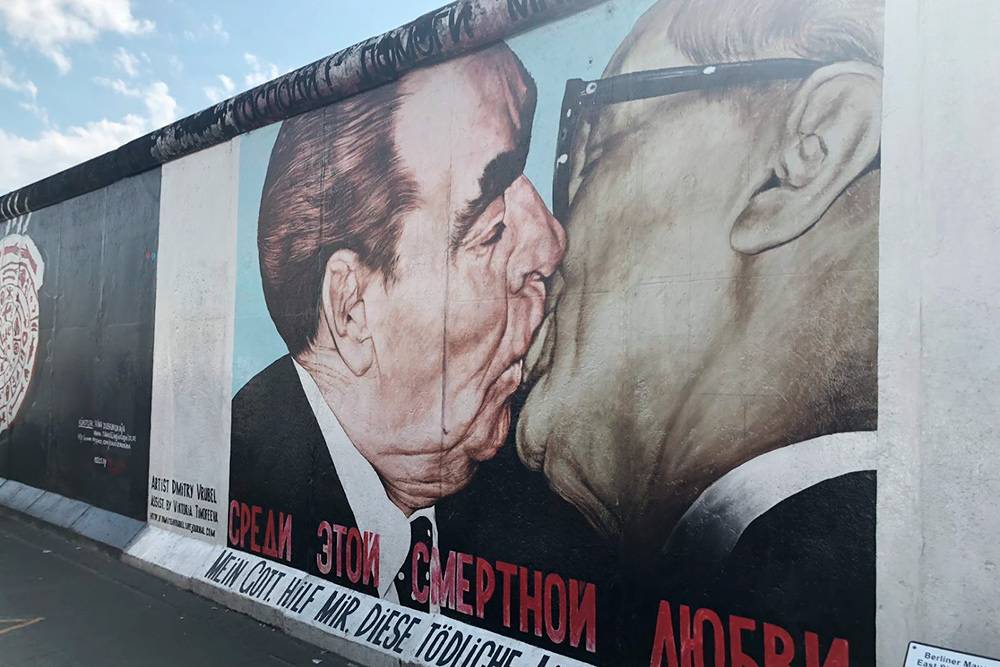 Рисунок брежнева на берлинской стене