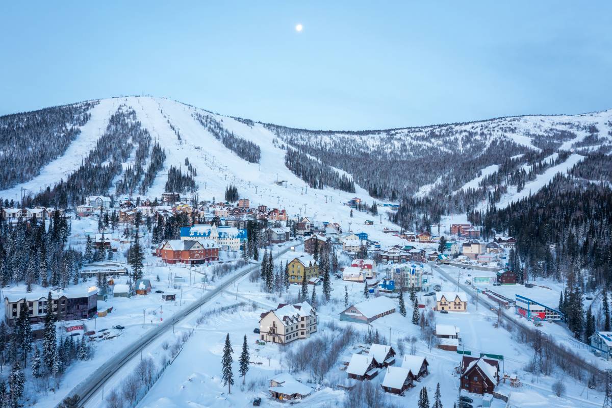 Вид сверху на Зеленую гору, отели и рестораны курорта. Фото:&nbsp;Alexey Oblov&nbsp;/ Shutterstock