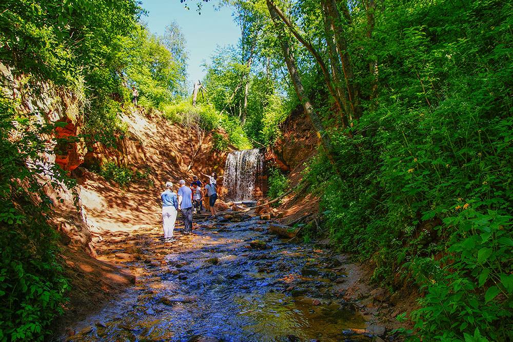 Горчаковщинский водопад в выходной день невозможно сфотографировать без людей