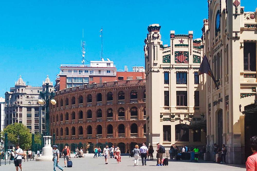 Рядом с ареной находится Северный вокзал Валенсии. По его фасаду тянутся декоративные зеленые ветки, украшенные апельсинами. Внутри — декор из дерева, стекла и керамики