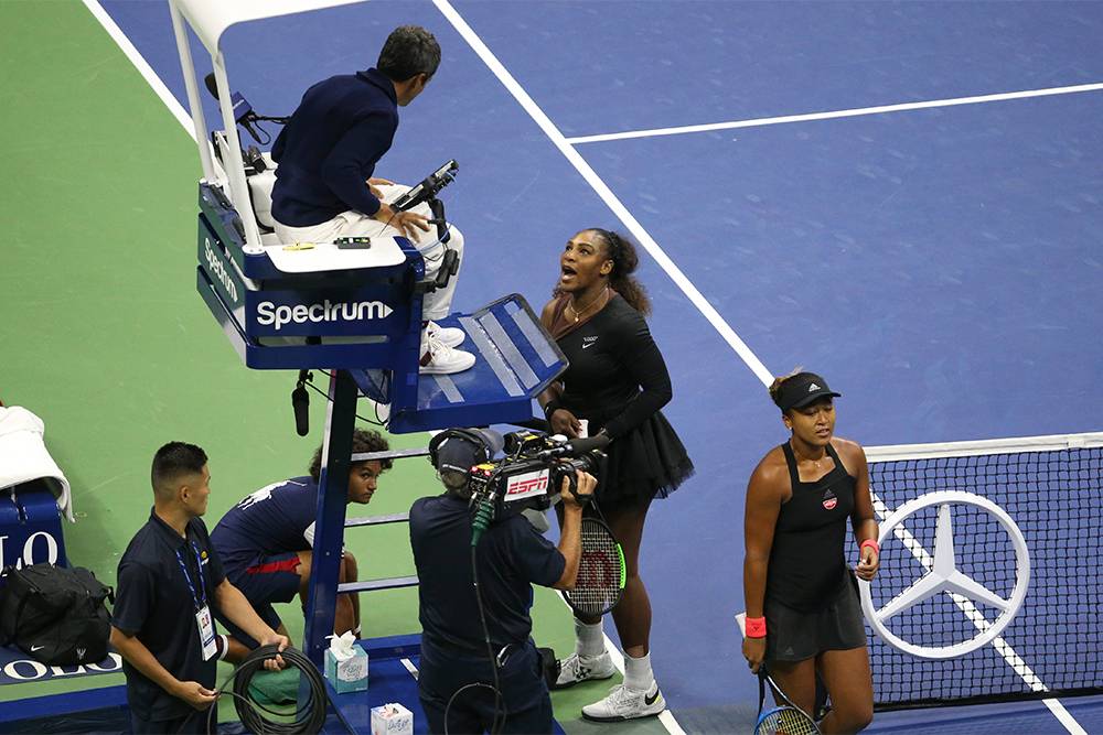 Серена Уильямс спорит с судьей на вышке после финала US&nbsp;Open 2018&nbsp;года. Источник: Jean Catuffe&nbsp;/ Getty Images