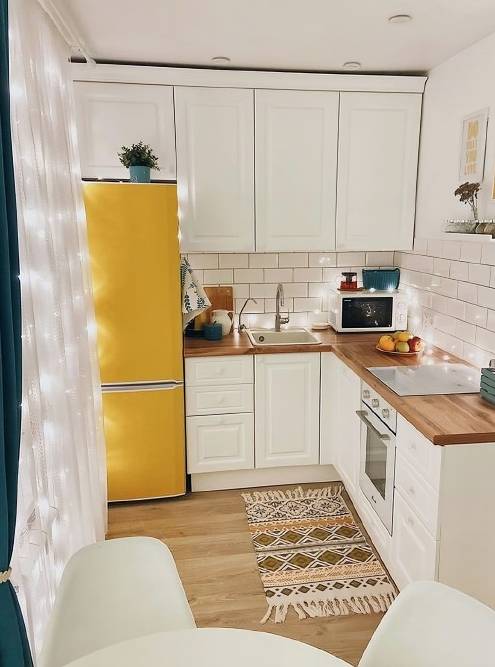 Яркий холодильник на скандинавской кухне выглядит, как элемент декора. Плакаты на стене поддерживают цвет. Источник: takinada / ivd.ru