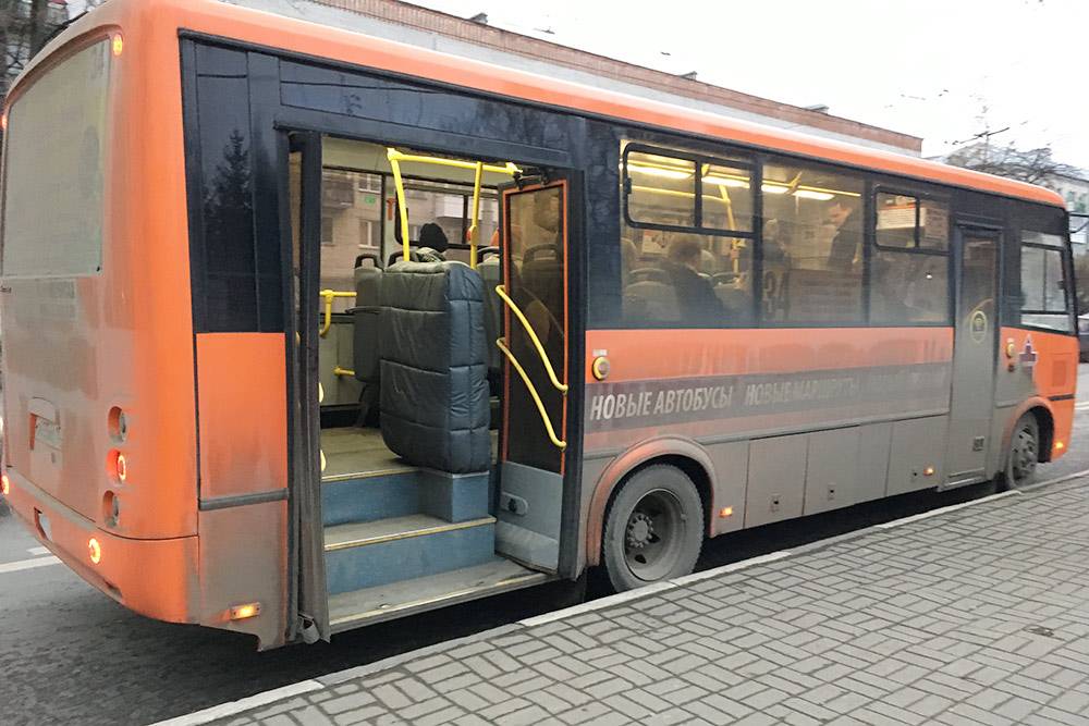 Автобус ПАЗ в новом дизайне. Черное в чехле — это подъемник для детских колясок и инвалидных кресел. Обеспечить безбарьерную среду на транспорте было одним из требований ФИФА