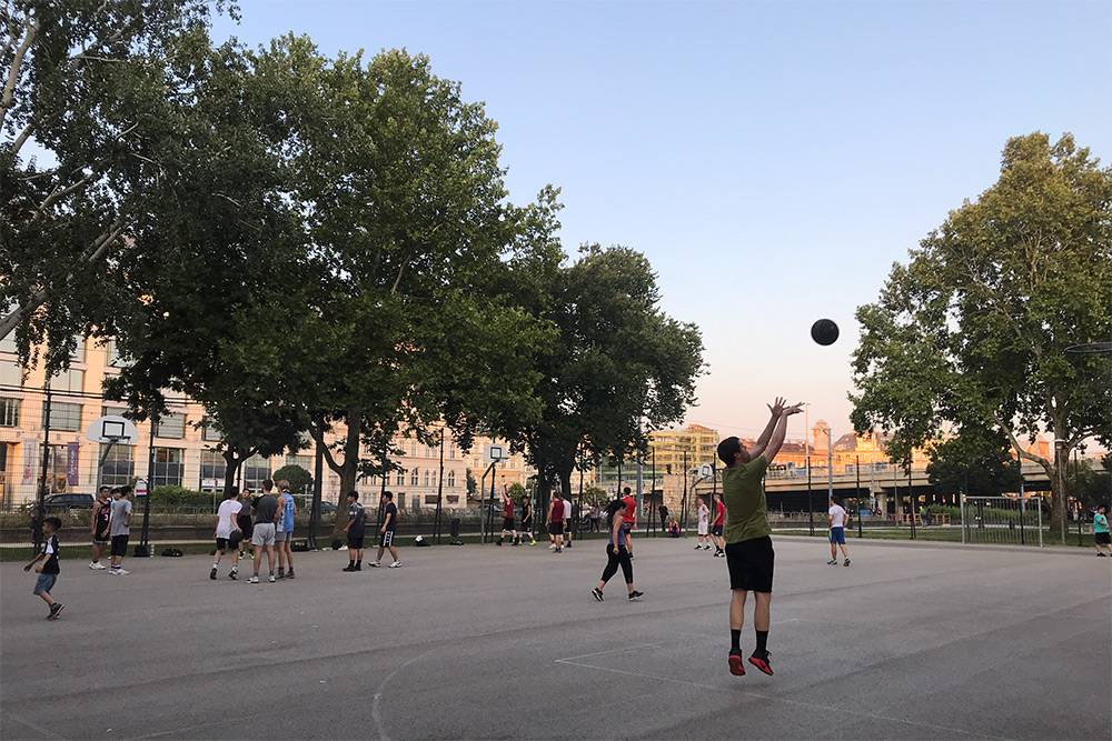 В городских скверах много баскетбольных площадок, зон с разными турниками и других спортивных мест, которые никогда не пустуют