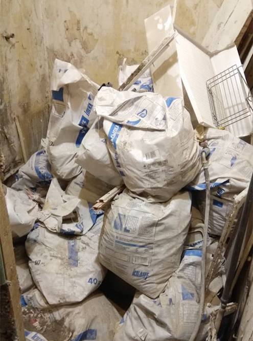 Всего рабочие вынесли не меньше 70 мешков мусора