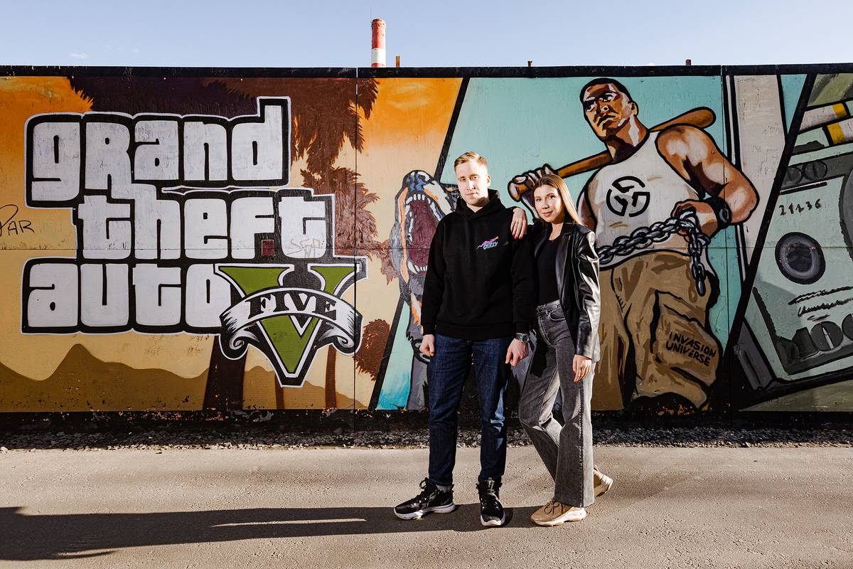 Мы с Викой на фоне граффити GTA. Еще в команде Саша, но его не было во время съемки — он на Бали