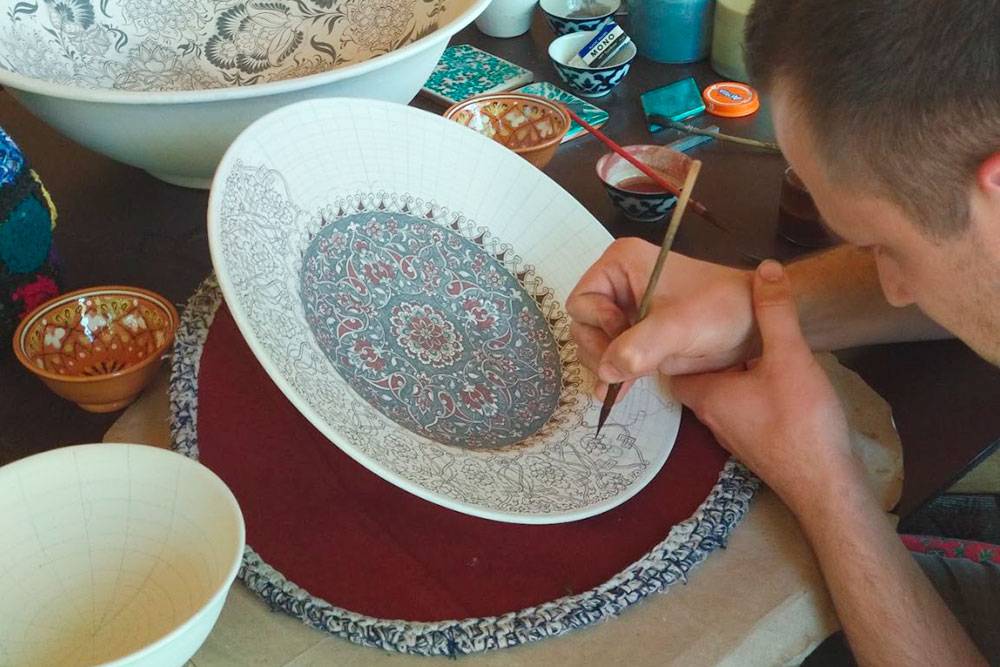 В Узбекистане мы побывали в мастерской по изготовлению керамики. После обжига тарелок на них наносят рисунок тонкой кистью. Все краски натуральные, сделаны из перетертых трав и фруктов