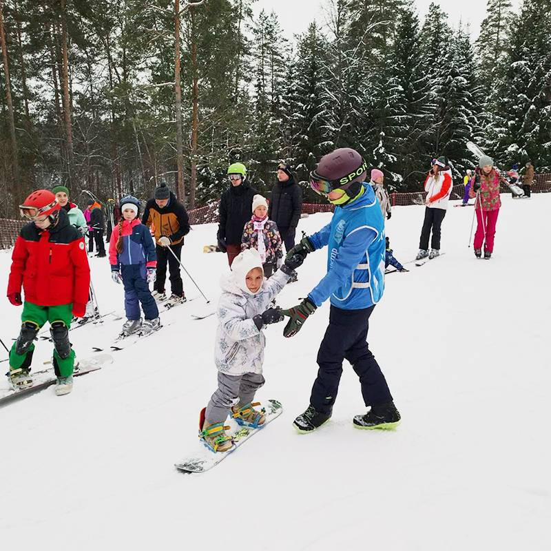 Первые попытки дочки кататься на сноуборде