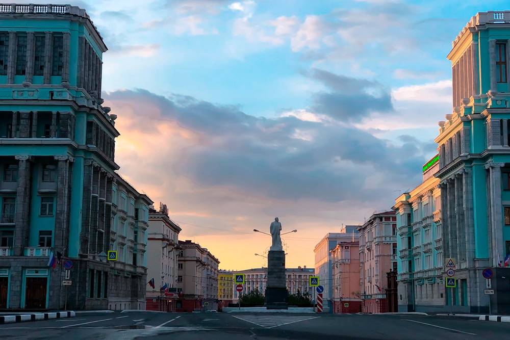 Памятник Ленину в&nbsp;старой части города. Фото сделано около полуночи. Летом в&nbsp;Норильске сложно без&nbsp;часов отличить день от&nbsp;ночи