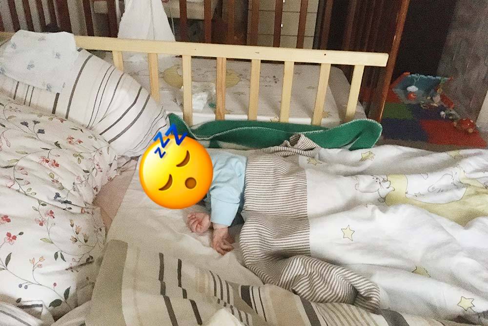Первые полгода мой сын спал на нашей кровати на боку или на спине