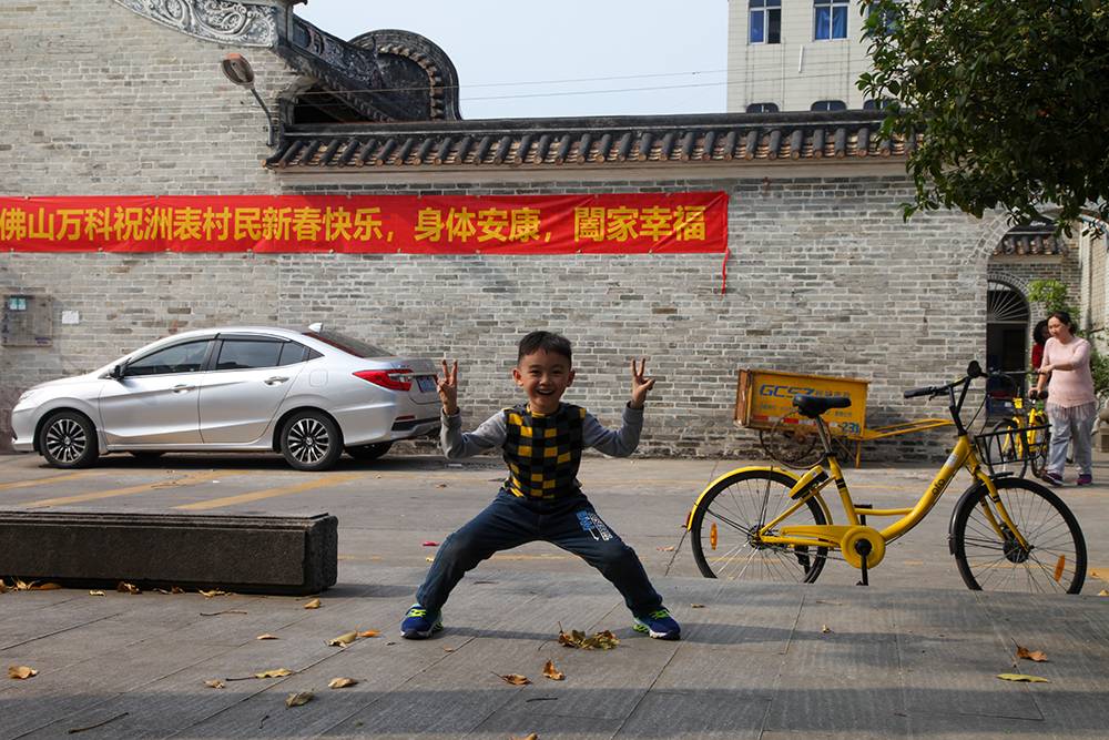 Жизнь на китайских улицах. Позитивный мальчик
