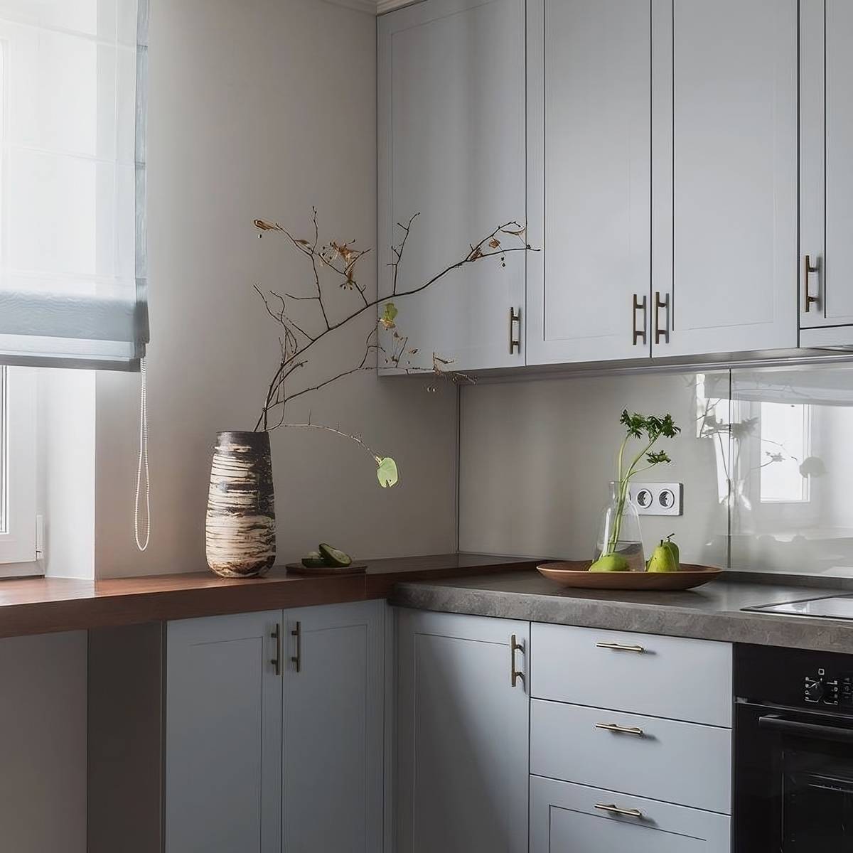 В стеклянном фартуке нужно сделать отверстия под розетки. Источник: Алла / Pinterest