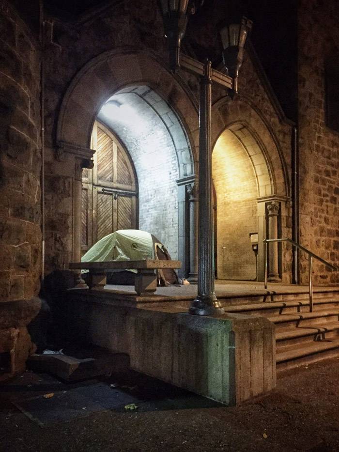 Палатка бездомного у входа в здание