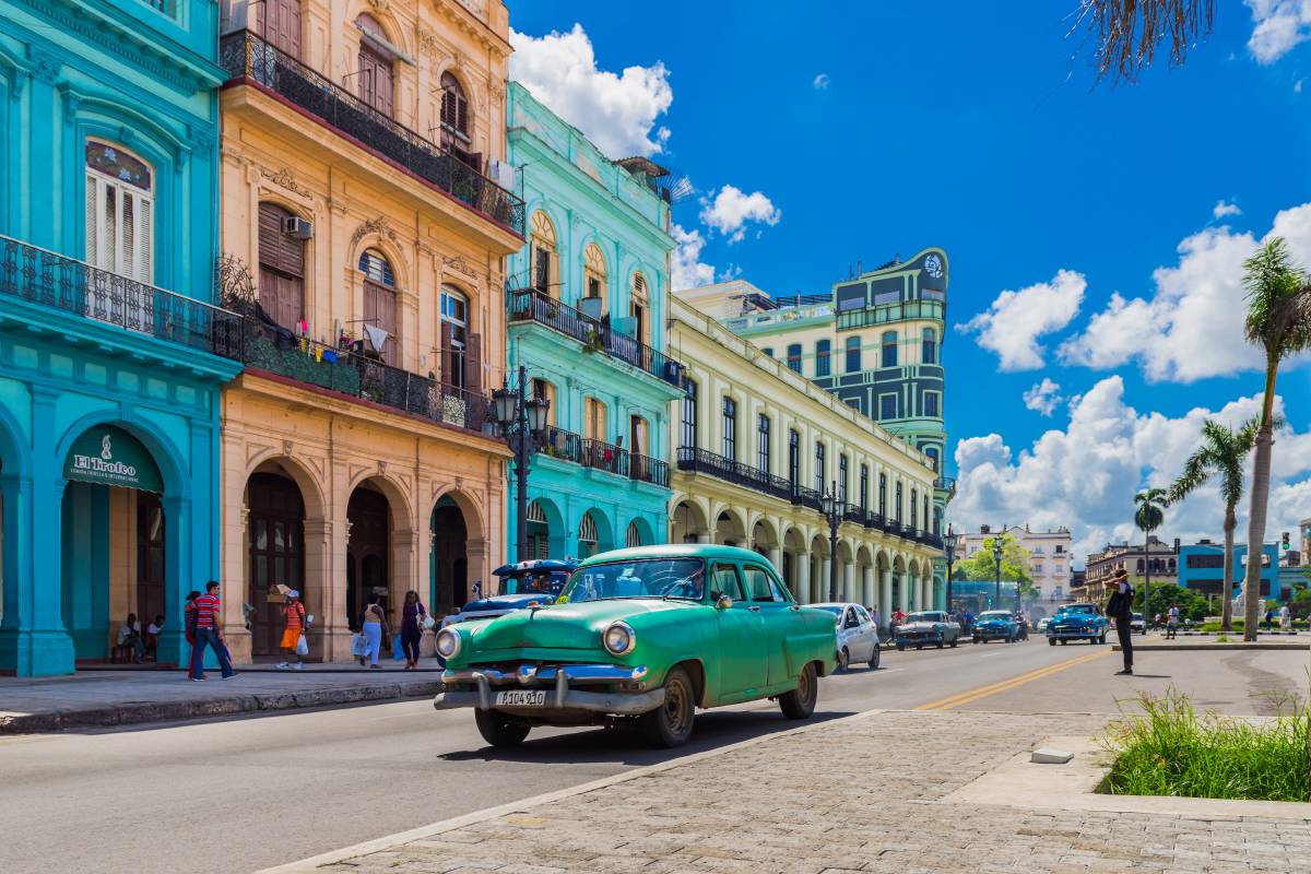 На улицах Гаваны часто видишь старые американские и советские автомобили. Фото: possohh / Shutterstock