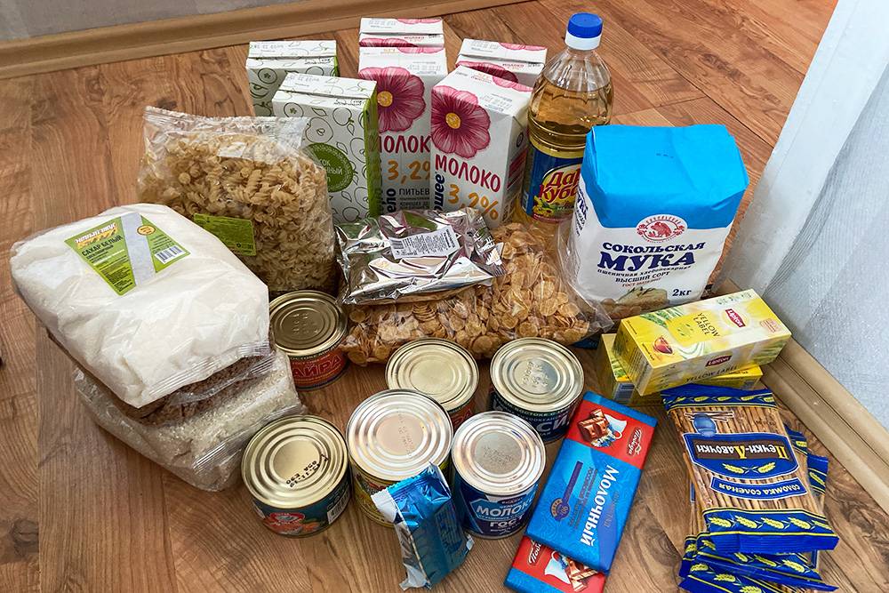 В одном продуктовом наборе: сок и молоко, крупы, макароны, мука, сахар, консервы, чай и шоколад