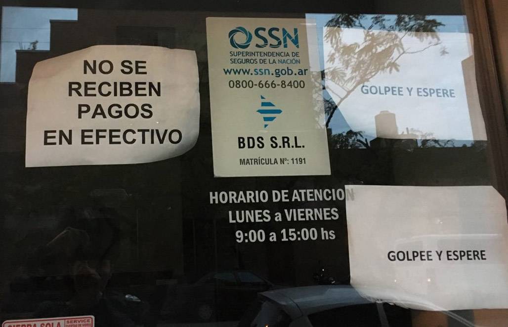 Объявление «Наличные не принимаем». Иногда продавцу даже выгоднее принять карту. На листочках справа написано «Постучите и ждите»