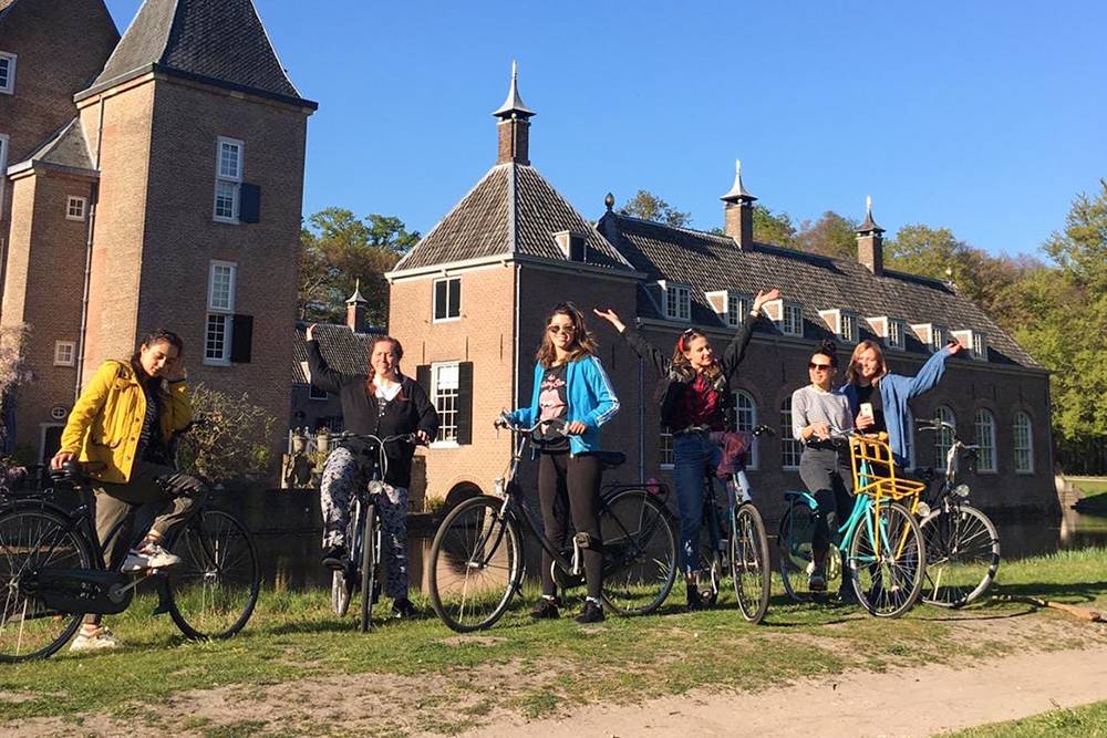 Прогулка волонтеров на велосипедах к замку Ренсвауде
