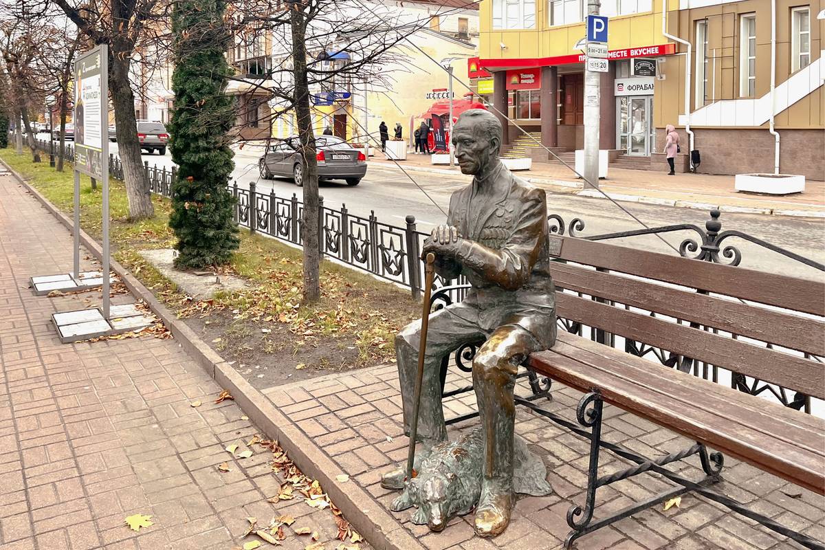 Если пройдете от площади Победы по дороге, которая ведет к аллее на улице Кирова, увидите на скамейке скульптуру ветерана с собакой у его ног