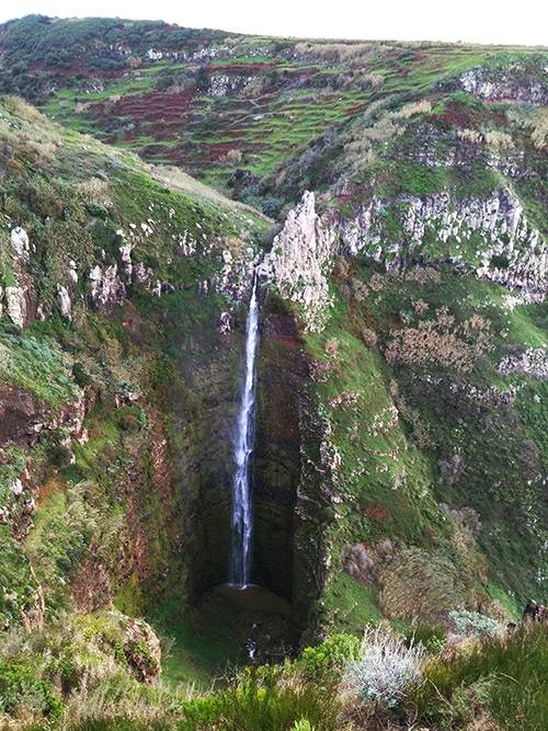 От маяка до водопада Garganta Funda пешком 40 минут. На русский язык название водопада переводится как «Глубокая Глотка»