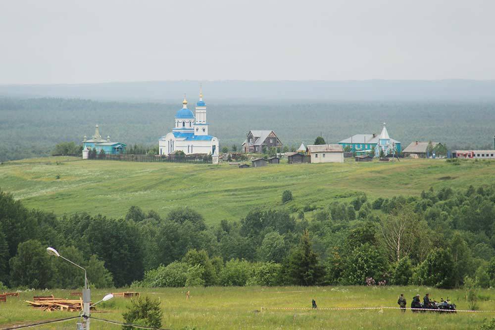 Вид на село Ыб из этнопарка. Здание с синей крышей — Серафимовский женский монастырь