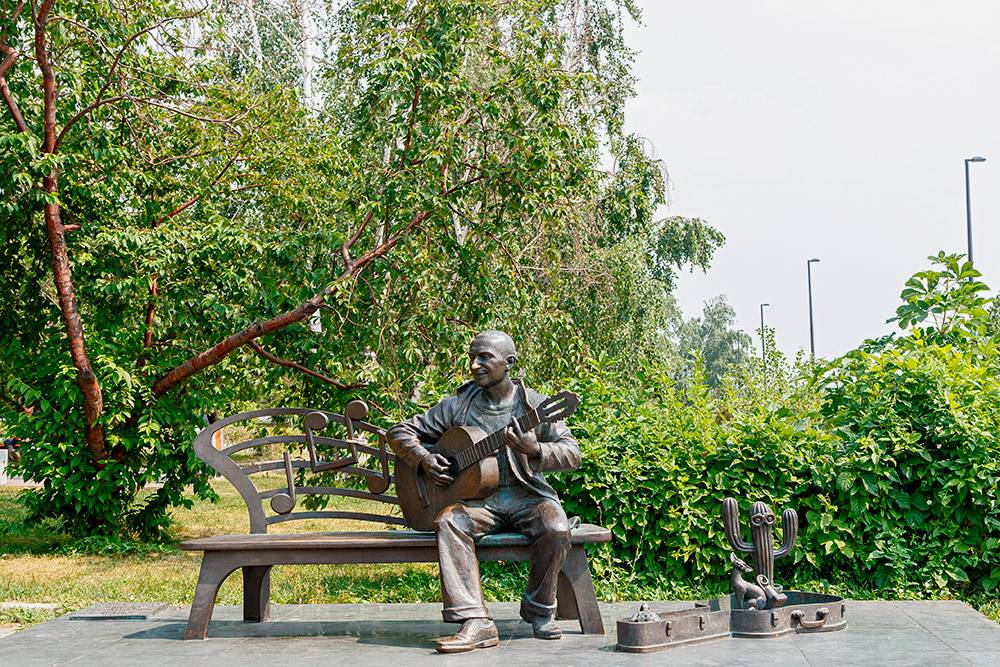 Памятник красноярскому музыканту Славе Глюку. Автор: Maykova Galina / Shutterstock