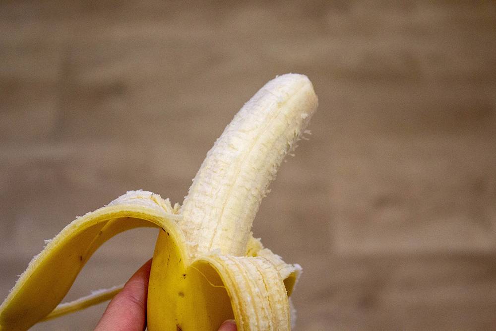 Банан оставляет пятна, если его раздавить и, например, вытереть руки об одежду. Прежде чем я нашла способ отстирывать такие загрязнения, успела выкинуть много футболок