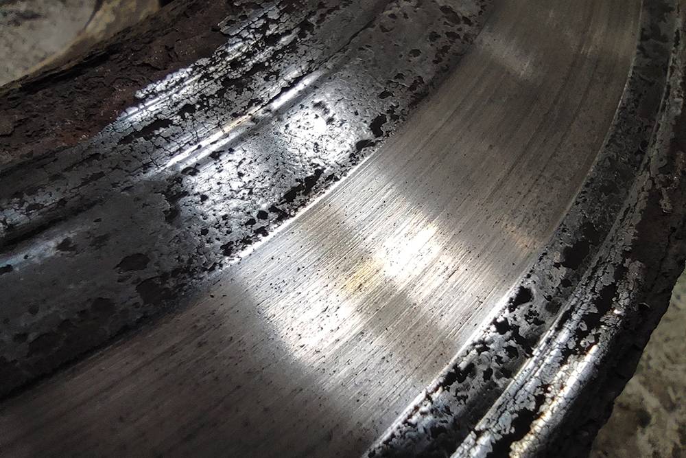 Тормозной диск, который давно следовало поменять. Фотография: Алексей Федоров