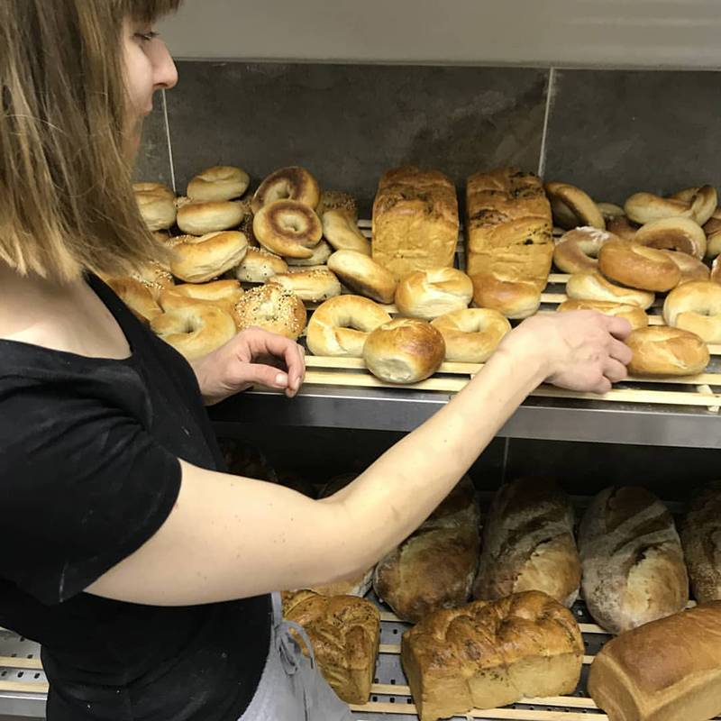 Готовые булочки и хлеб ждут своего часа — и логистов
