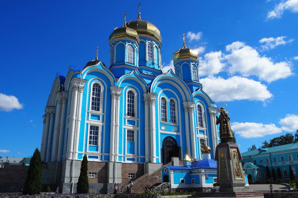 В монастырь приезжают паломники со всей России