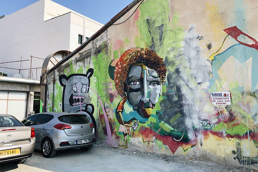 Бесплатно припарковать автомобиль в Старом городе сложно. Оставить машину на коммерческих парковках на час-два стоит 2—2,5 €