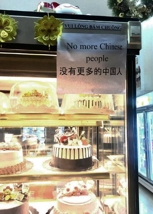 Объявление, которое несколько дней висело в кафе: «Больше никаких китайцев»