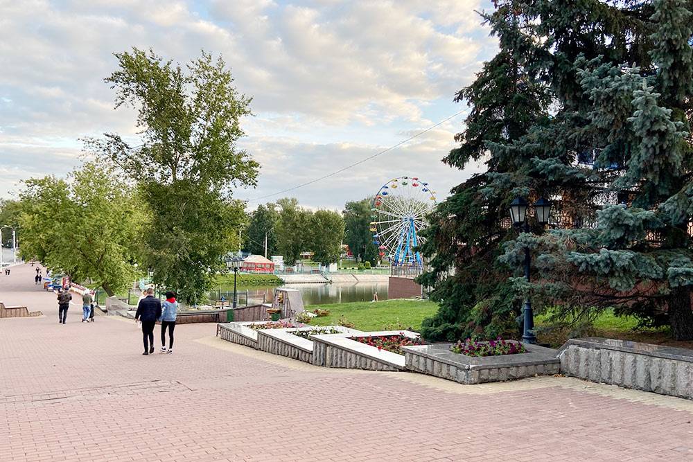 Фонтанный спуск и вид на Парк культуры и отдыха имени Пушкина