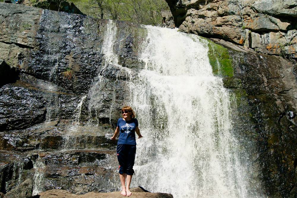 В засушливое лето даже самый большой водопад Гадельша превращается в тонкую струйку воды