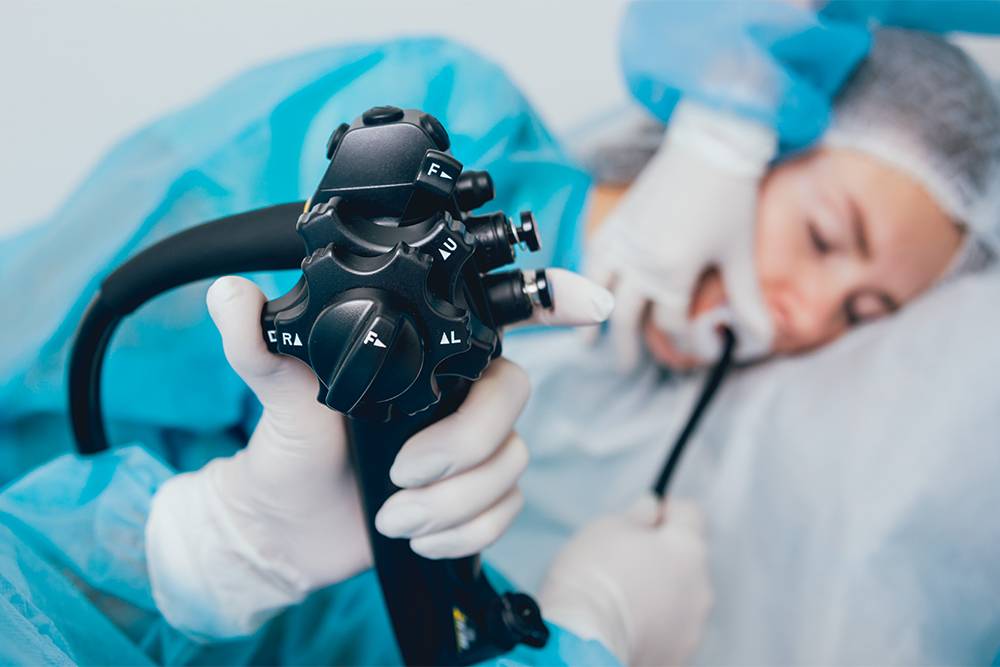 При гастроскопии в рот вводят специальную трубку с камерой на конце, а врач видит на экране слизистую желудка. Источник: Roman Zaiets / Shutterstock