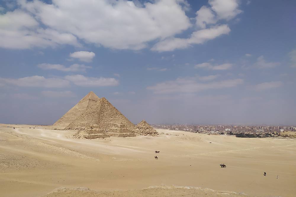 У пирамид в Гизе навалом желающих поживиться за счет доверчивых путешественниках