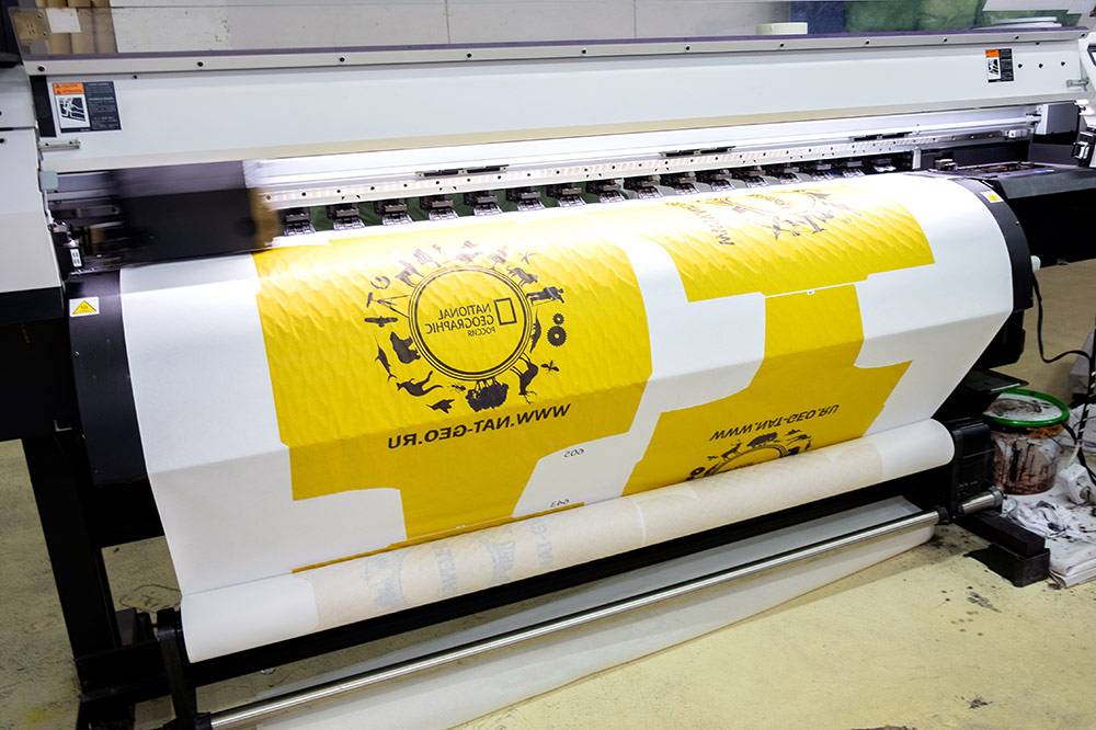 Промышленный принтер перенес изображение на сублимационную бумагу