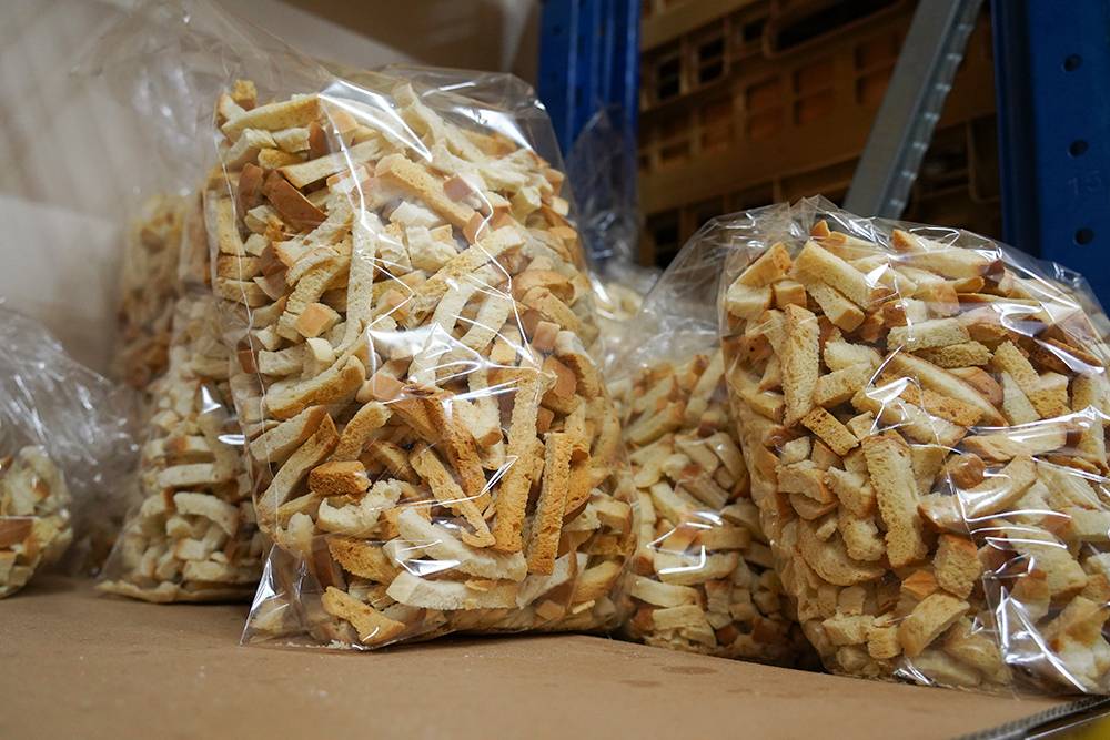 Из хлебобулочных изделий дольше всего хранятся сухари. Их можно упаковать в пластиковые или&nbsp;тканевые мешочки