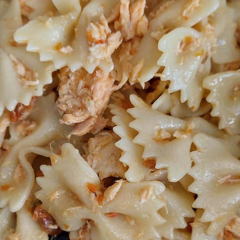 Паста с форелью и вялеными томатами — вкусно