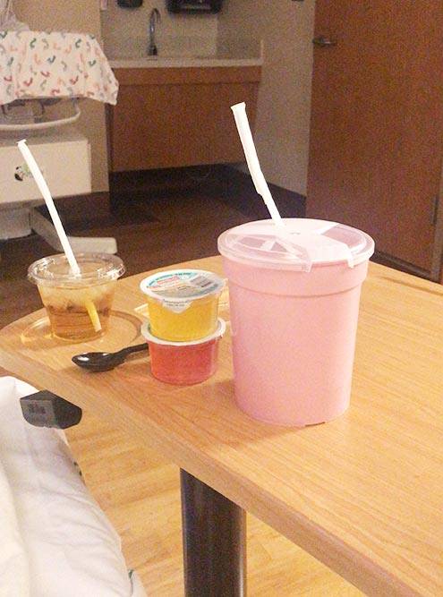 Это все, что мне разрешили съесть на ужин: несколько желе и куриный бульон