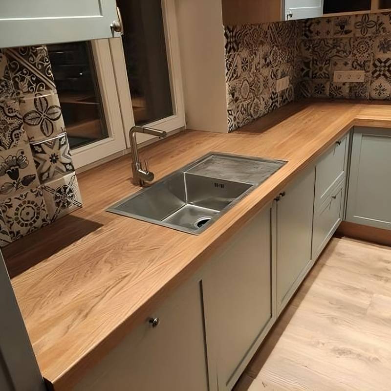 Столешница из дуба. Кухня на фото довольно большая, но и в маленькой можно сделать похожую. Все стыки на таких столешницах нужно обрабатывать герметиком. Источник: dialekt_wood / Pinterest