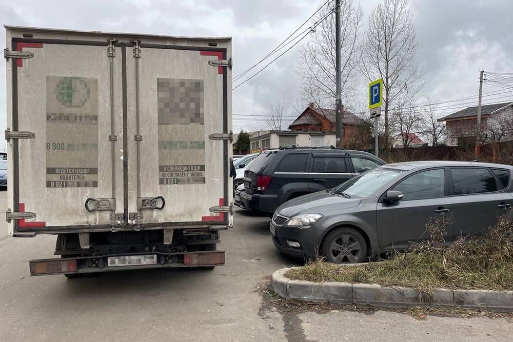 Заблокировали машину во дворе