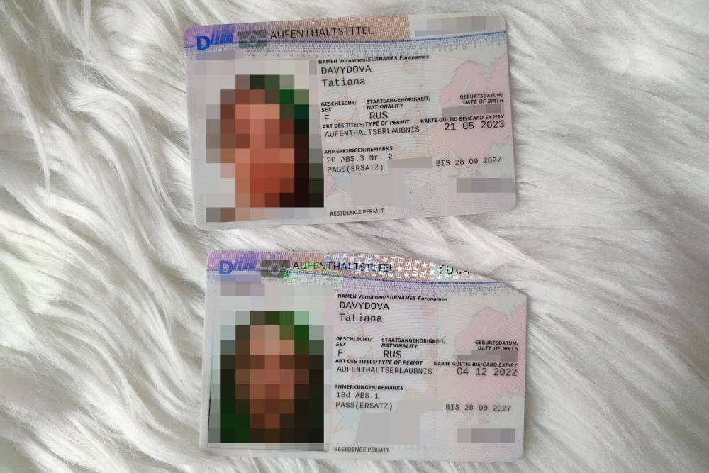 Два моих ВНЖ. Верхний — актуальный, для&nbsp;поиска работы. На карточке указано, что ее выдали по § 20 abs. 3 nr. 2 AufenthG закона о проживании. Нижний — тот, по которому я переехала в Германию как исследователь по § 18d abs. 1 AufenthG. Уголок ему подрезали, когда срок действия истек