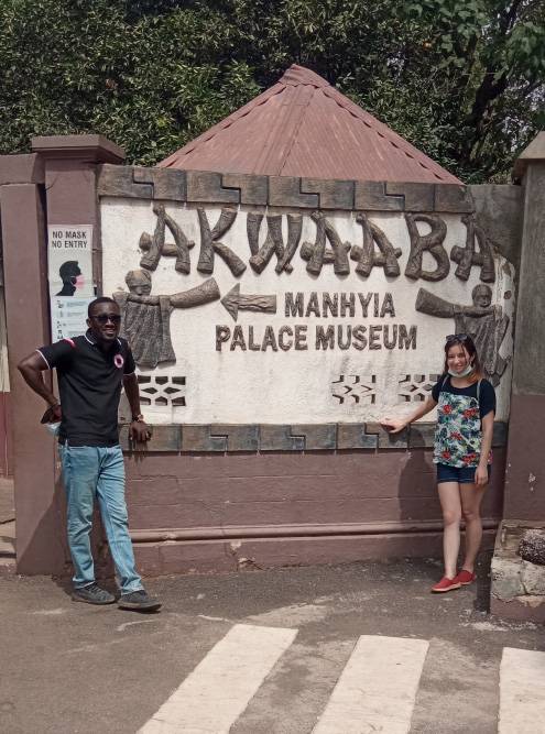 На входе во дворец Манхия в Кумаси написано: Akwaaba — «Добро пожаловать»