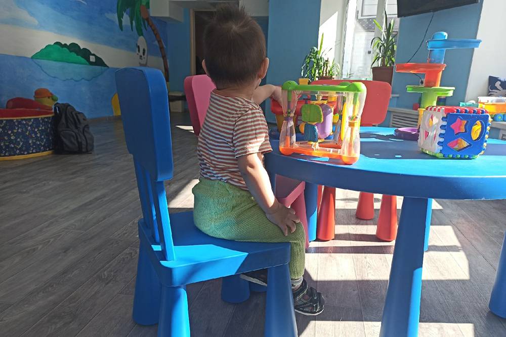 Высота стула из «Икеи» — 67 см. По словам производителя, модель подходит для детей в возрасте 3—6 лет. И это действительно так. Как видно на фото, для нашего сына стул оказался велик